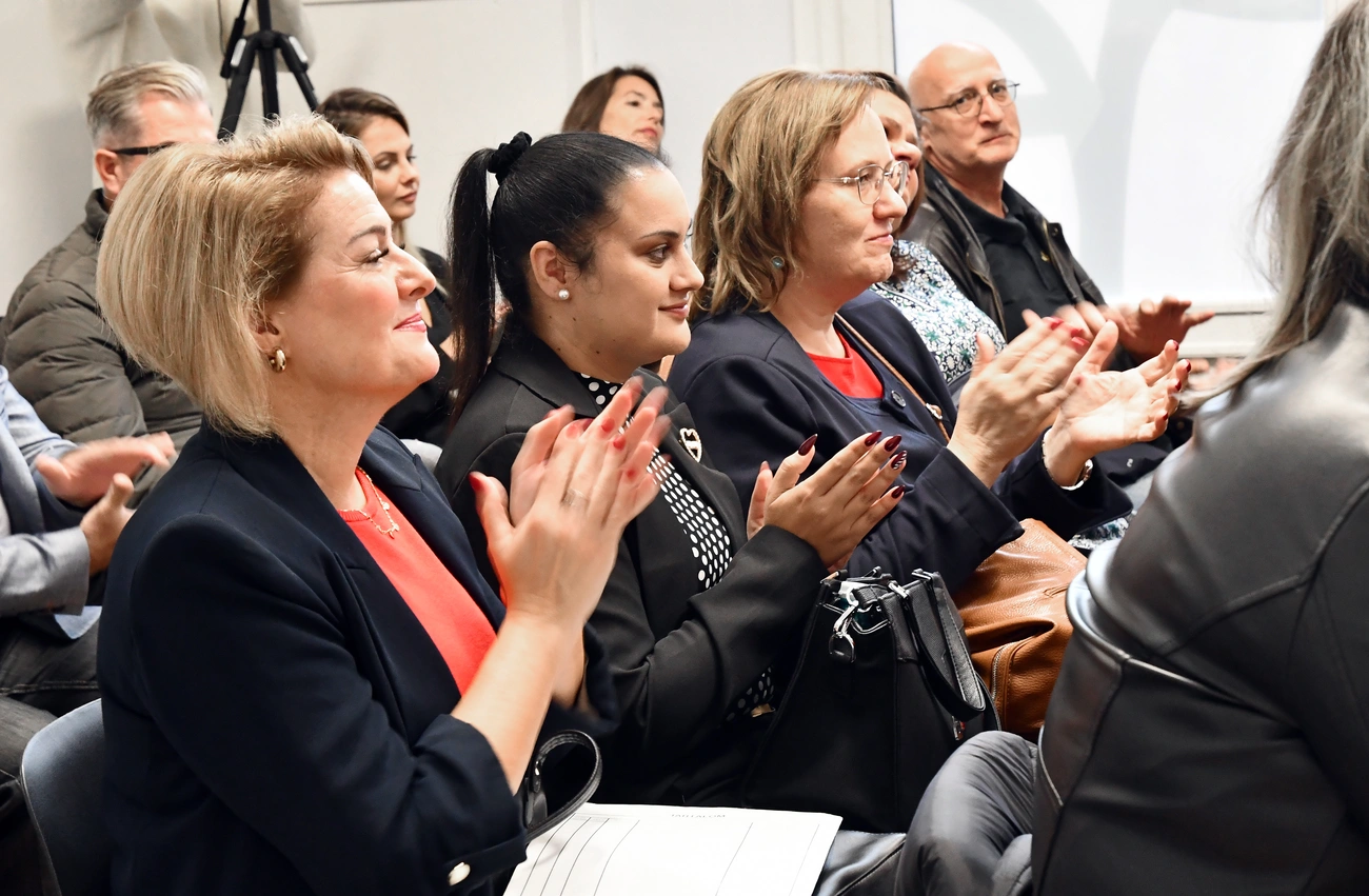 hallgatosag-a-sor-legvegen-dr-radoszav-miklos-gyermekvedelmi-szakember.JPG (3.32 MB)