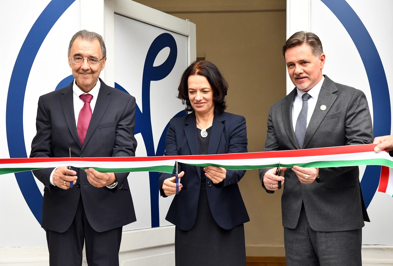 balrol-jobbra-dr-meszaros-istvan-dr-szabo-polai-bernadett-es-toth-szantai-jozsef.JPG (3.9 MB)