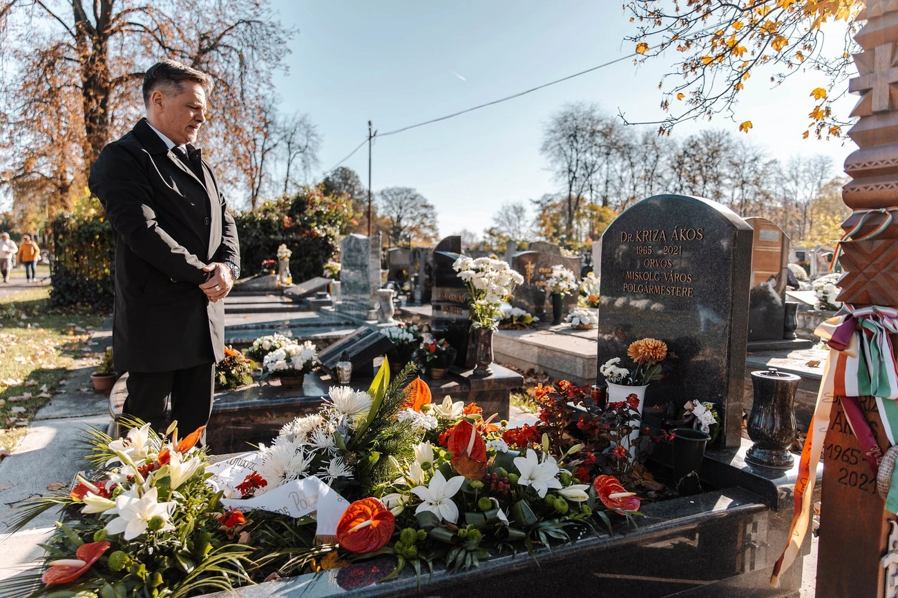 toth_szantai_jozsef_kriza_akos_sir_kegyelet_251101_facebook.jpg