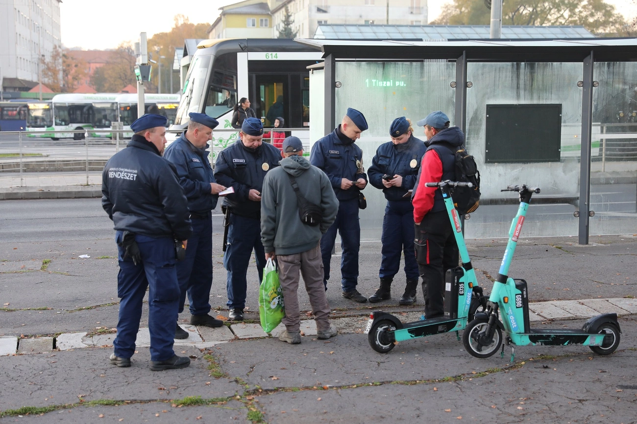rendészeti akció az Újgyőri főtéren, Juhász Ákos