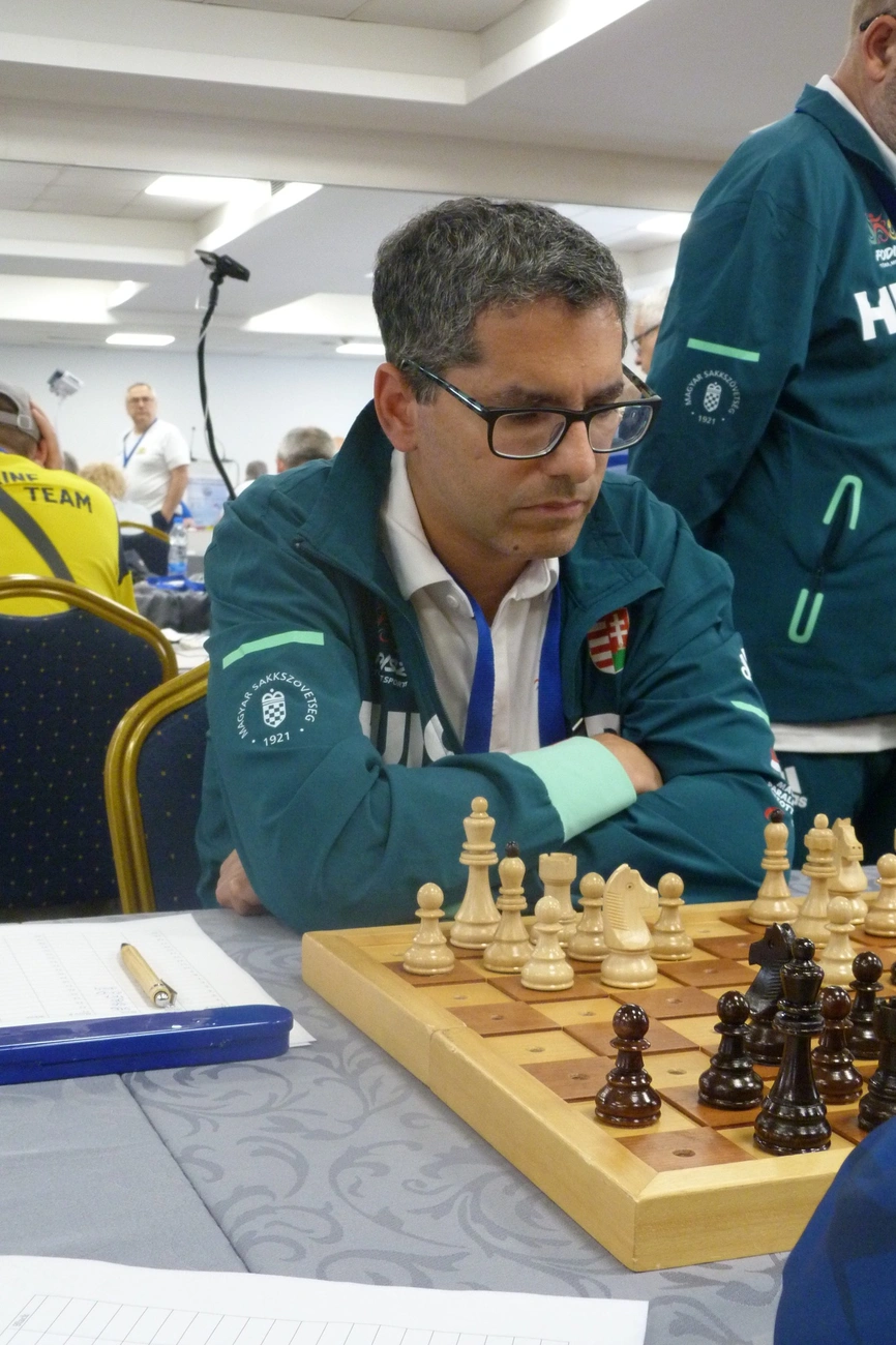 A diósgyőri Zámbó Zoltán is szemüveges, látássérült sakkozó. Fotó: magánarchívum