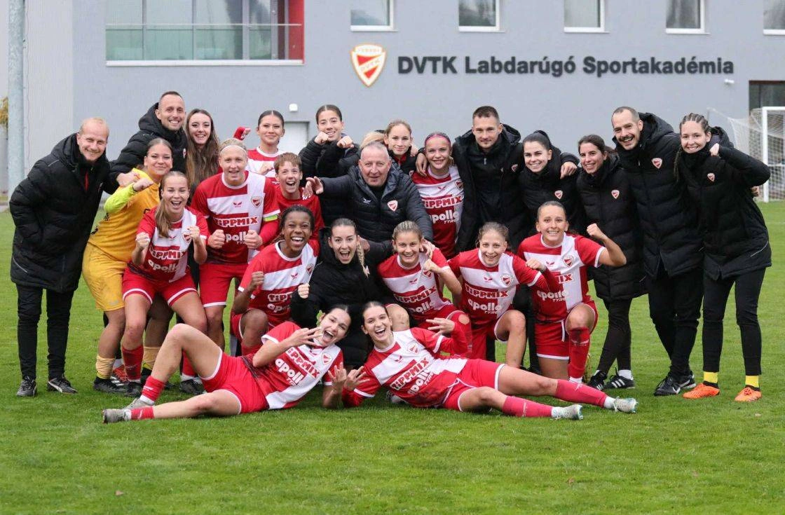 A boldog diósgyőriek a meccs után. Fotó: DVTK 
