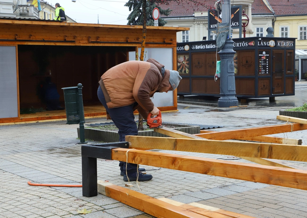 Adventi bódé építése Miskolc belvárosában. Fotó: Mocsári László