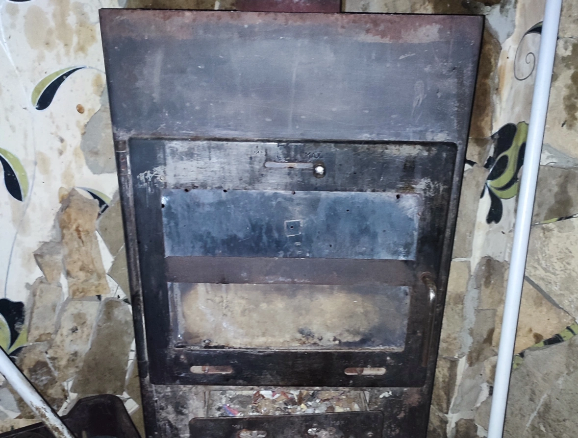 Kályhába dugta a kábítószert. Fotó: police.hu