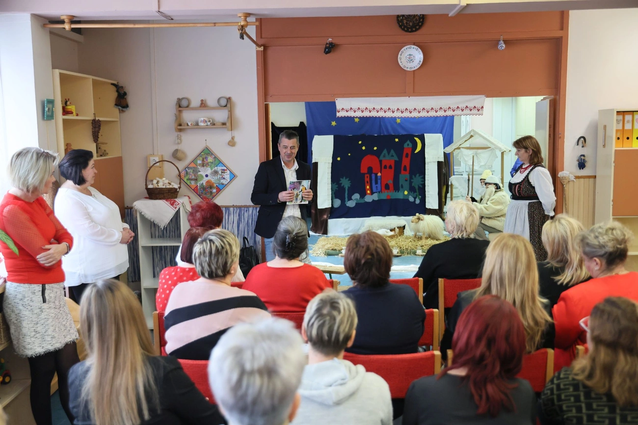 MiReHu ajándék könyv MIÓVI-nak. Fotó: Rogosz Péter