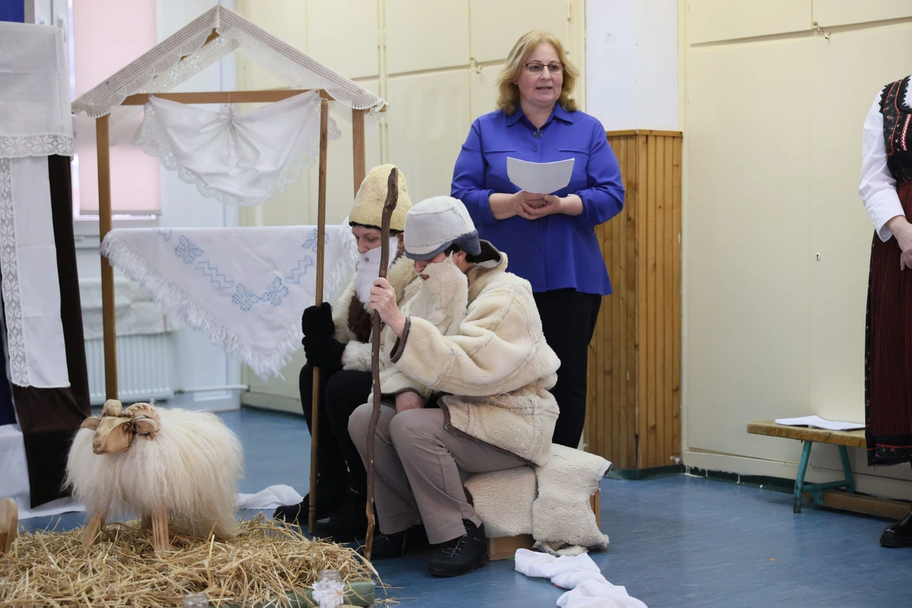 MiReHu ajándék könyv MIÓVI-nak. Fotó: Rogosz Péter