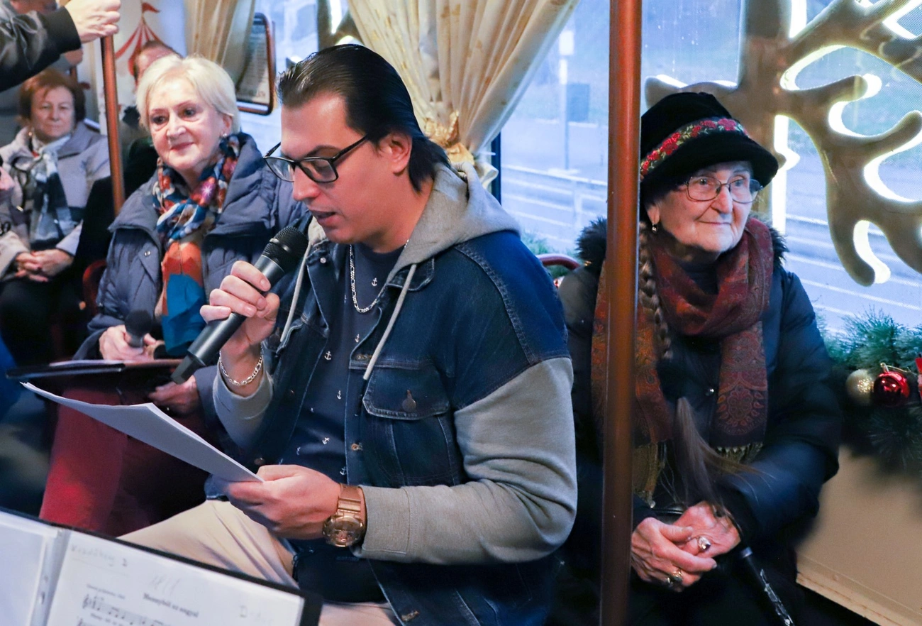 adventi_villamos_vers_zongora_251220ml.jpg (403.63 KB)