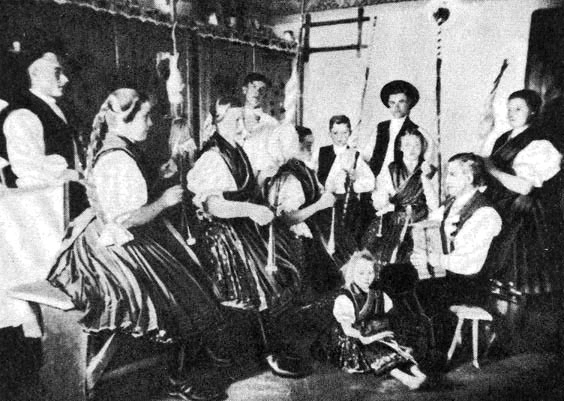 A fonóban. Fotó: Arcanum