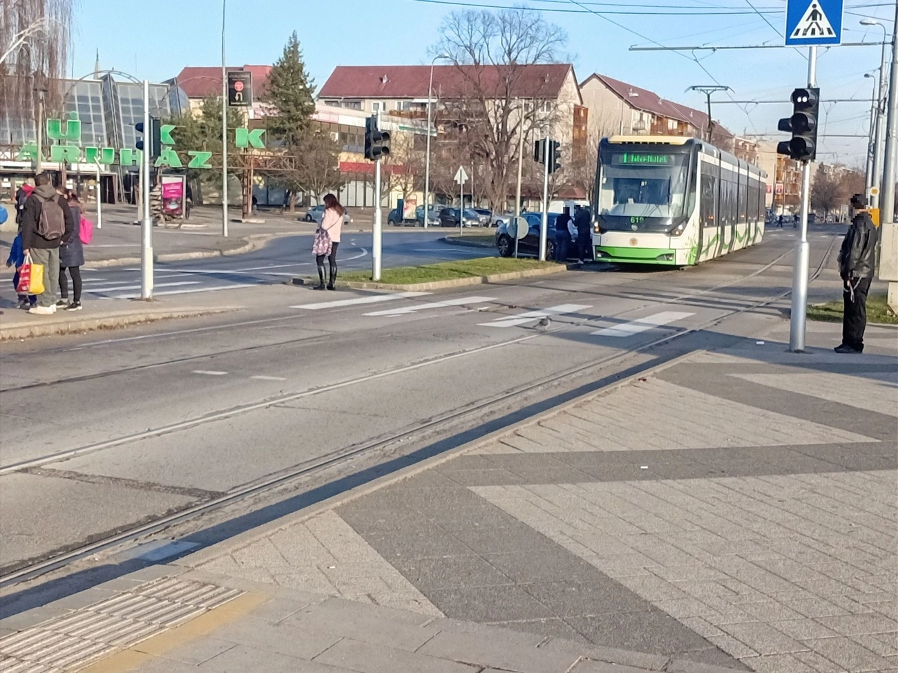 Újabb villamos és személyautó találkozó az Újgyőri főtérnél, Felső-Majláth felé. Fotó: Facebook/Irimi Katalin