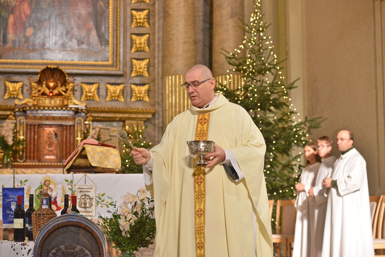 A borokat Szalkai József atya szentelte meg. Fotó: Osztie Tibor