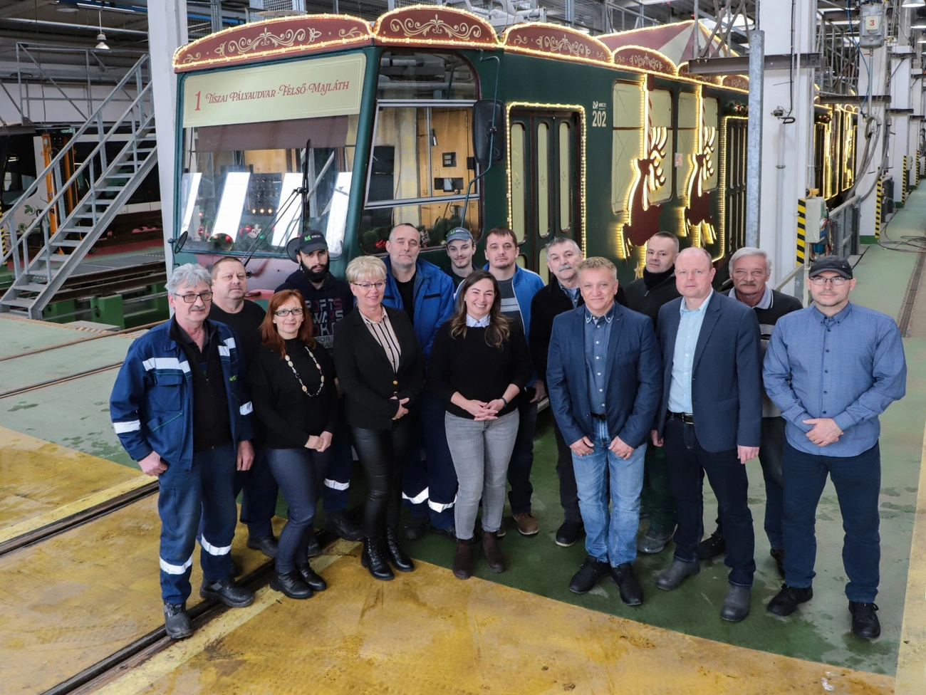 adventi villamos dekoráló csapat. Fotó: Mocsári László