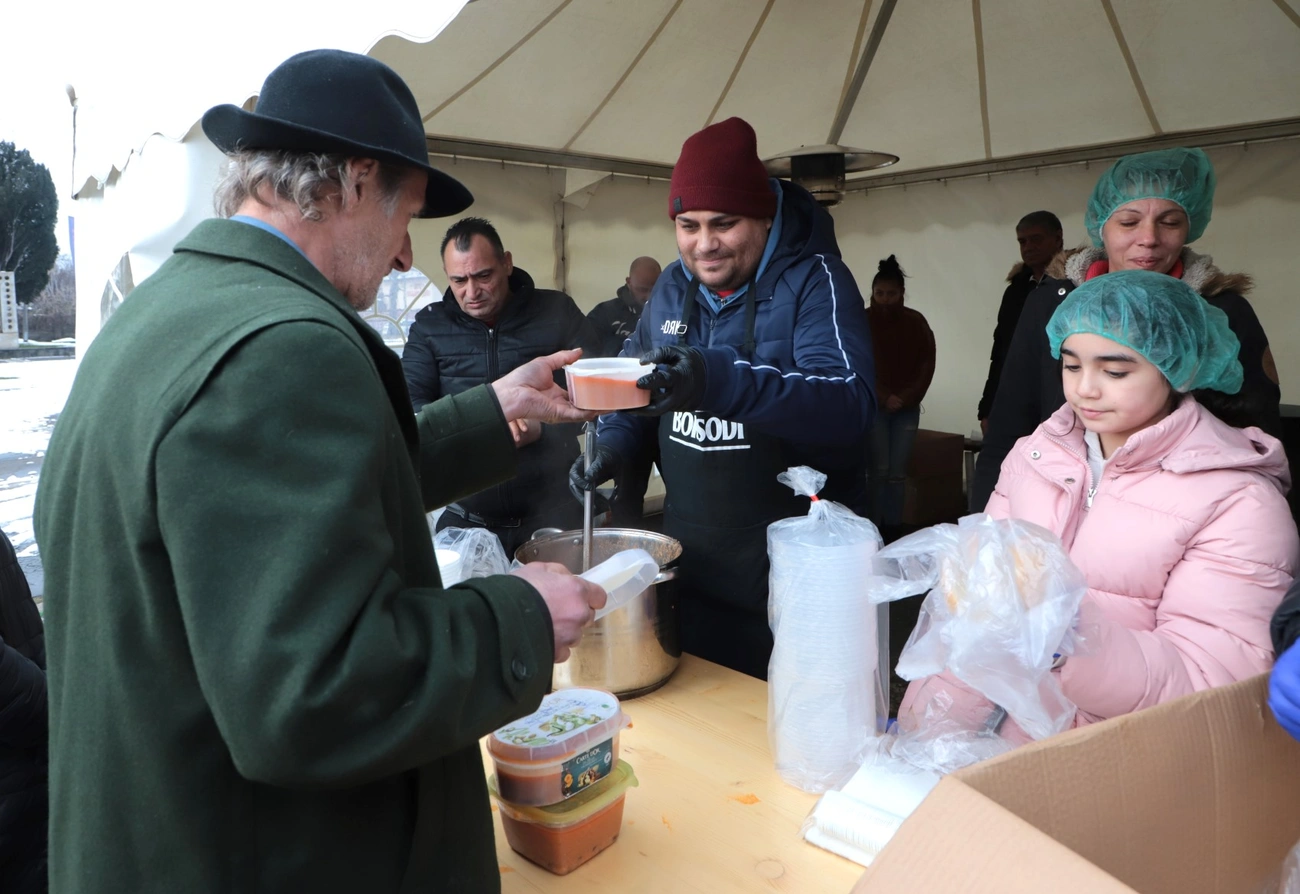 Sütni Jó Alapítvány ételosztása. Fotó: Mocsári László
