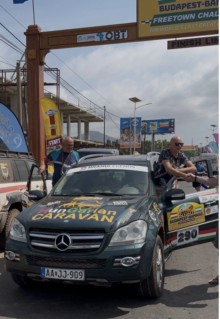 Halmi István és Garamvölgyi Zoltán teljesítette a távot, a barátaik autóját pedig szervizelik. Fotó: magánarchívum
