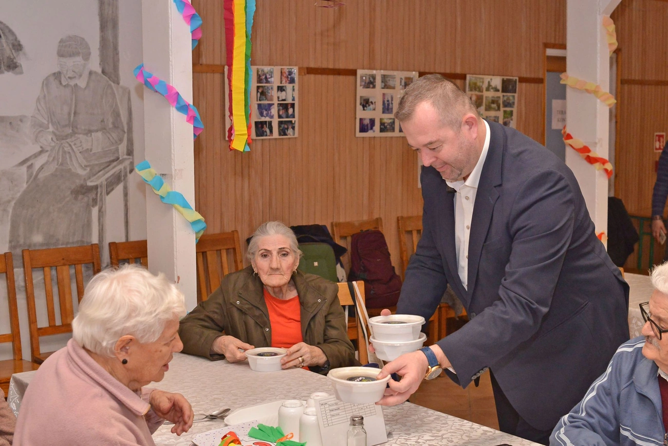 Kocsonyaosztás az Őszi Napsugár Otthonban. Fotó: Osztie Tibor
