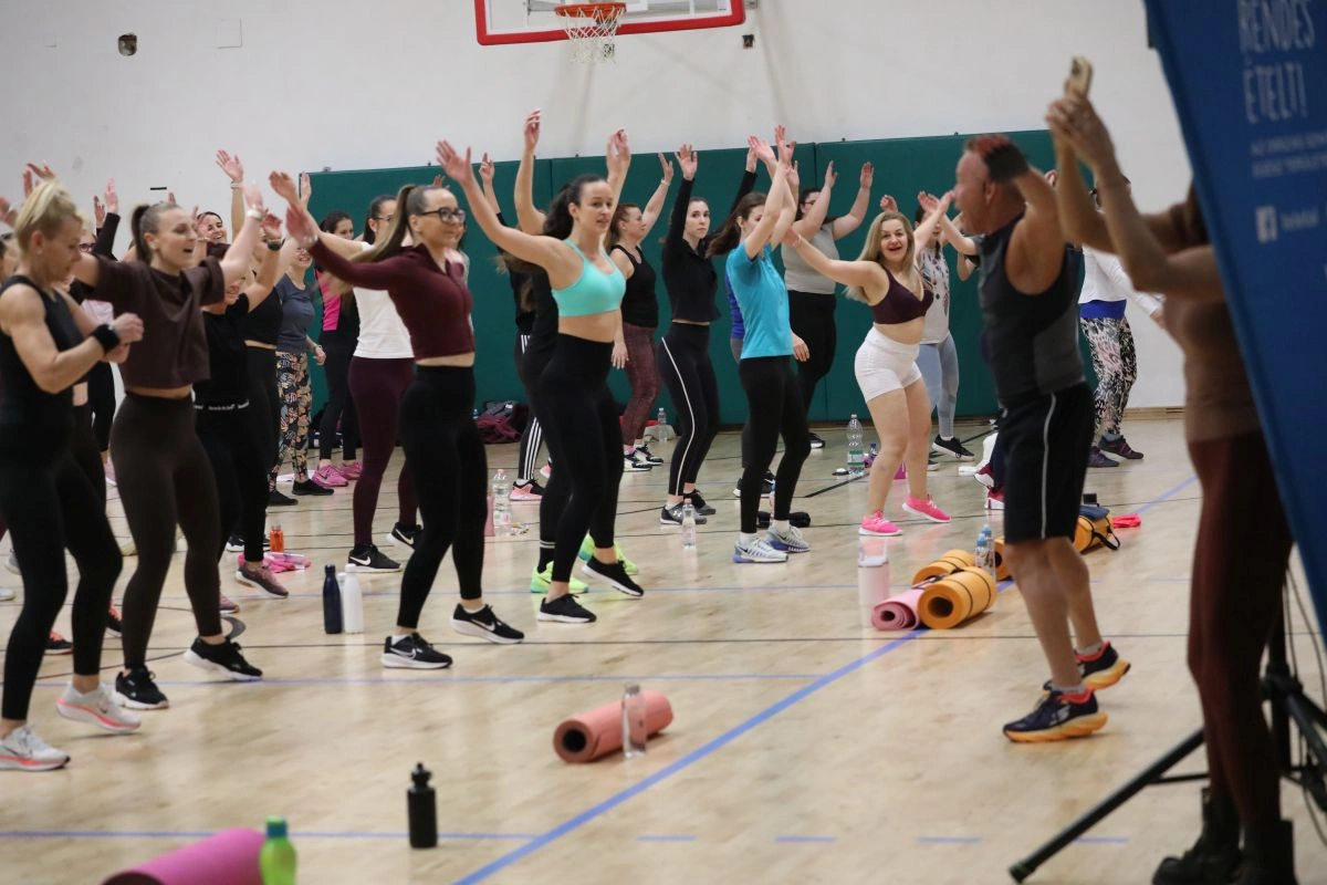 Norbi egy 35 perces retro aerobic edzést tartott Miskolcon. Fotó: Juhász Ákos