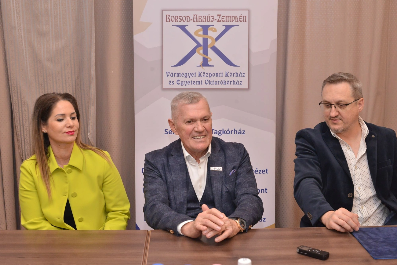 Jótékonysági baseball sapka Bamako sajttáj. Fotó: Osztie Tibor