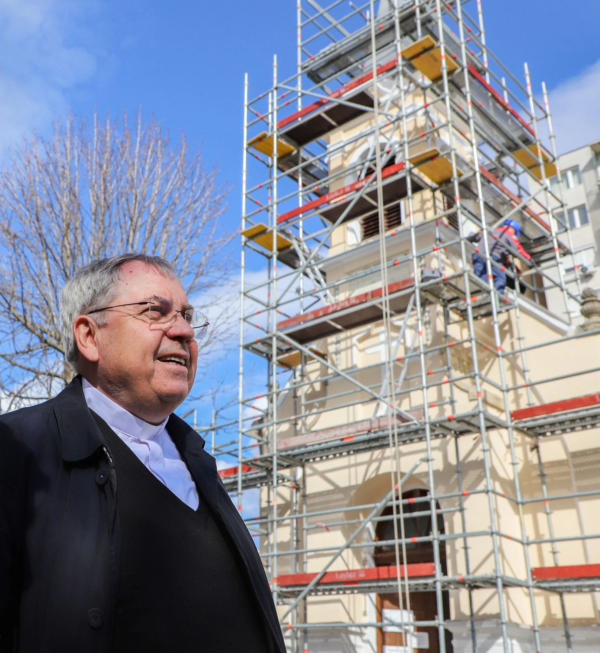 Juhász Ferenc atya a temetőkápolnával. Fotó: Mocsári László