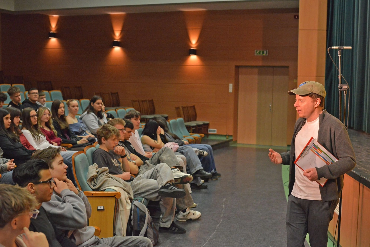 Színházi roadshow-t, úgynevezett témanapot tartottak az Avasi Gimnáziumban szerdán Fotó: Osztie Tibor