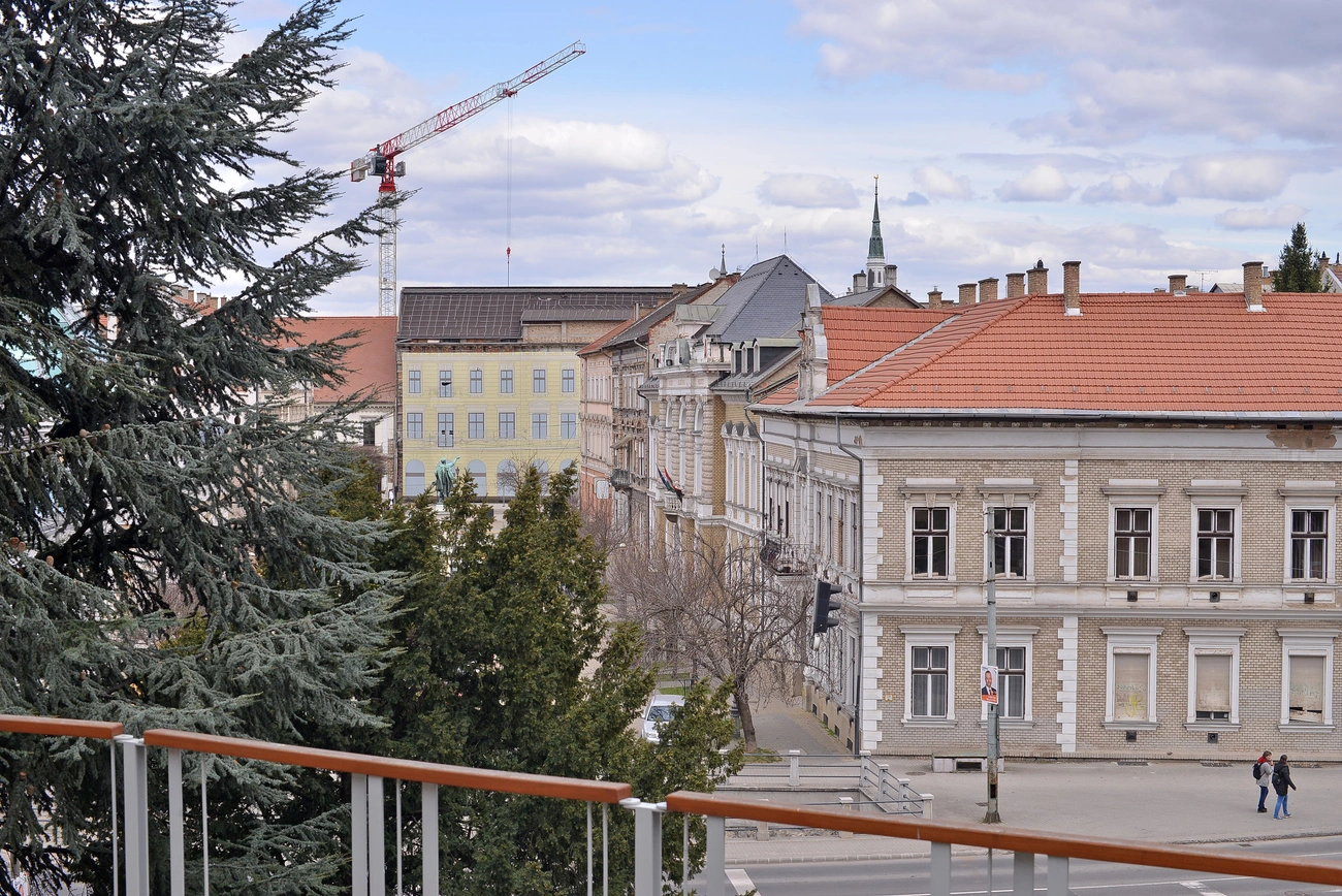 Akkor és most: az Erzsébet tér az Avas felől. Fotó: Osztie Tibor