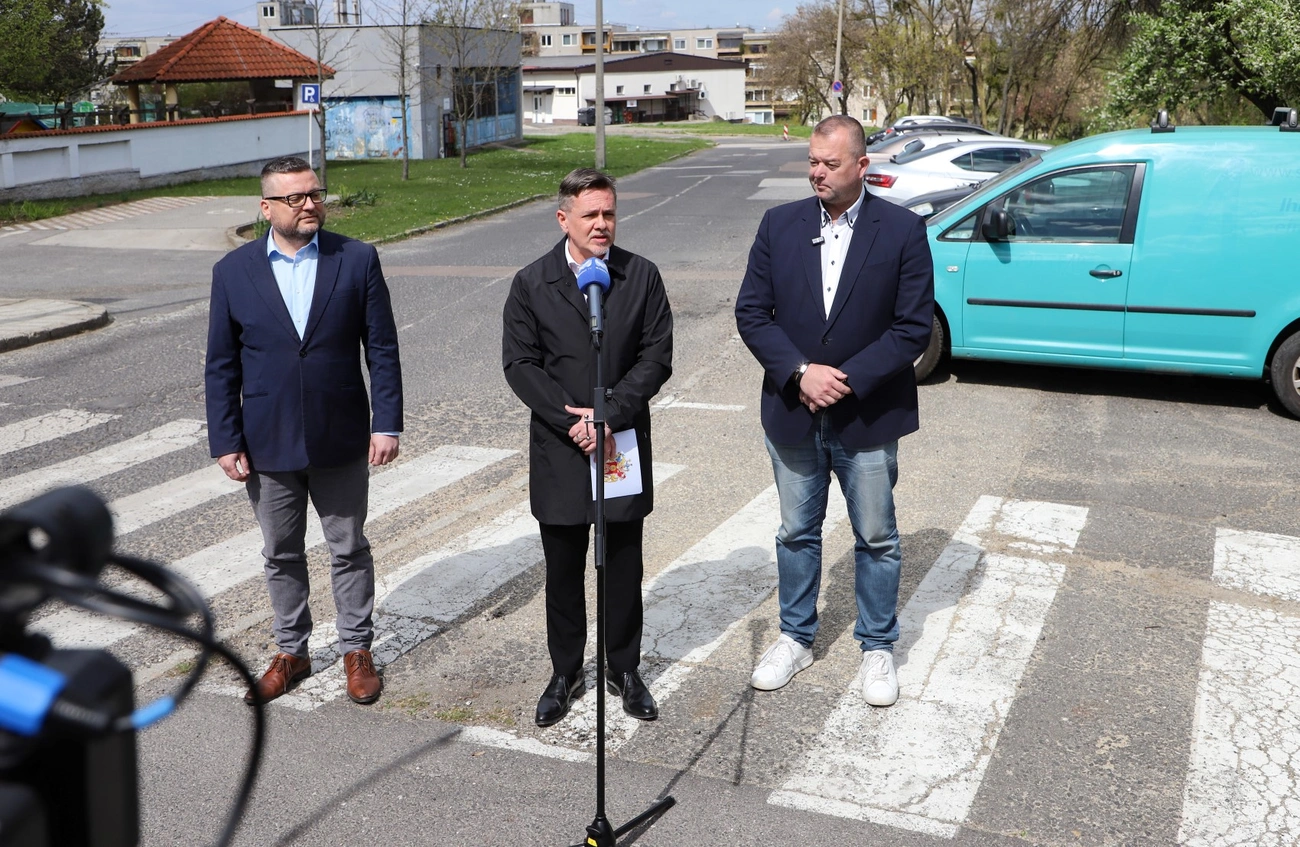 Sajtótájákoztató a Szeder utcán. Fotó: Mocsári László