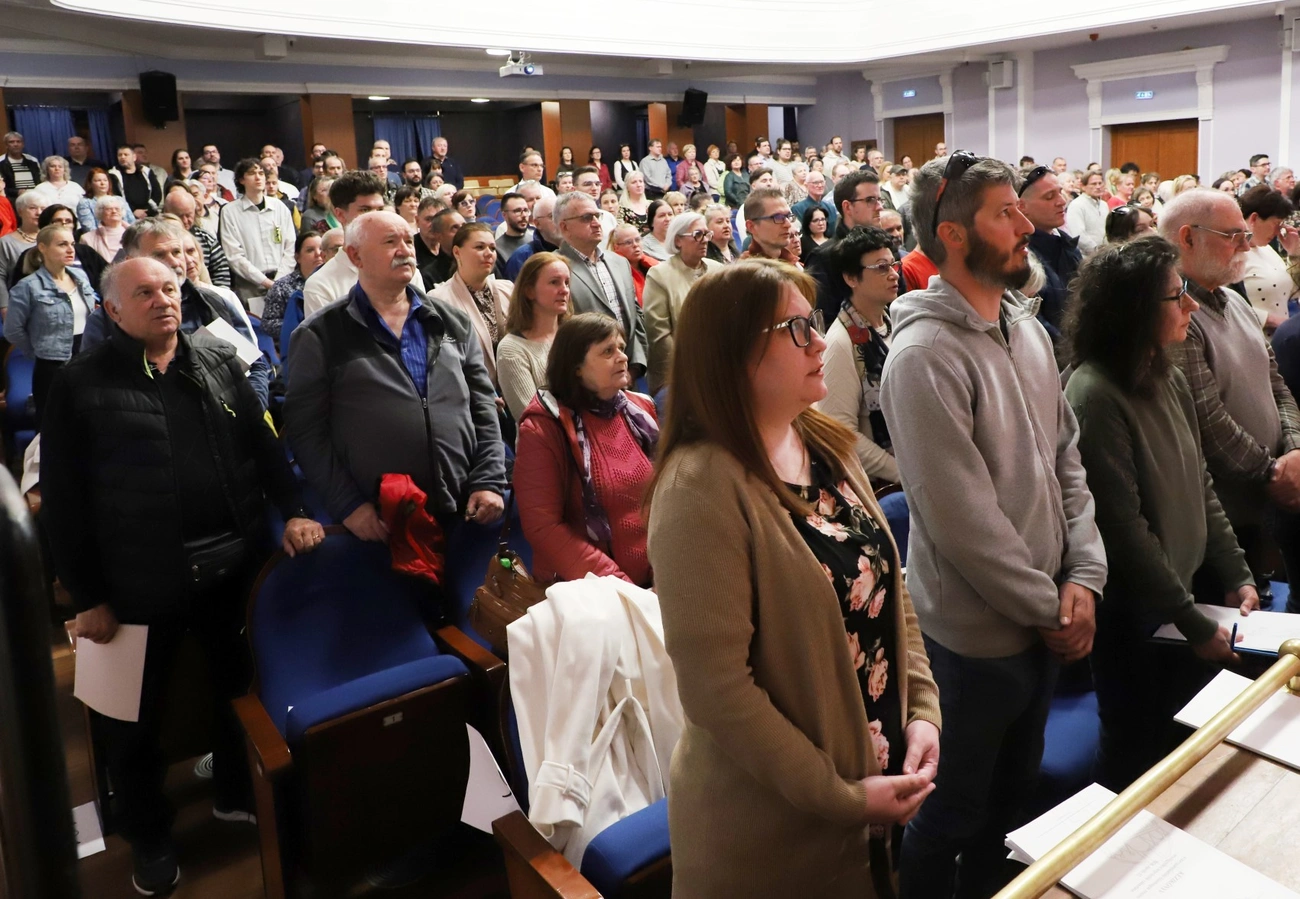 Szavazatszámlálók eskütétele. Fotó: Mocsári László