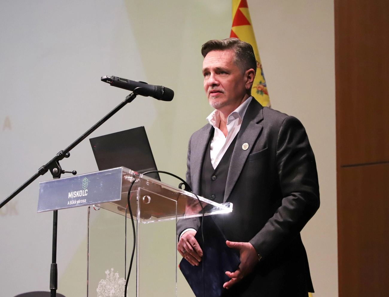 Tóth-Szántai József polgármester a szavazatszámlálók eskütételén. Fotó: Mocsári László