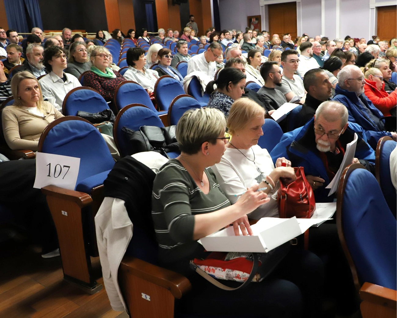 Szavazatszámlálók eskütétele. Fotó: Mocsári László