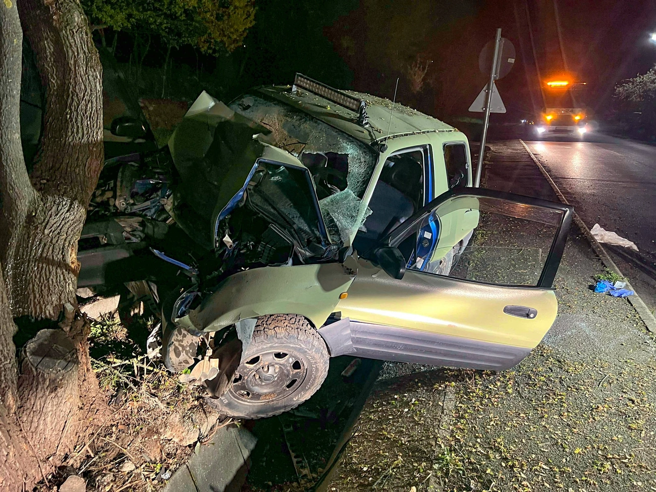 Fának ütközött egy autó Miskolcon