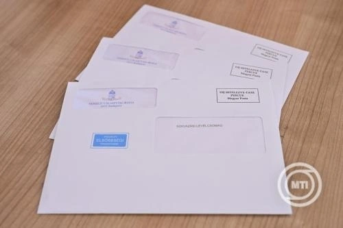 Az április 12-i magyarországi országgyűlési választások szavazási levélcsomagja Magyarország szabadkai főkonzulátusán 2026. április 2-án. Levélszavazásra a magyarországi lakcímmel nem rendelkező magyar állampolgárok jogosultak. MTI/Molnár Edvárd