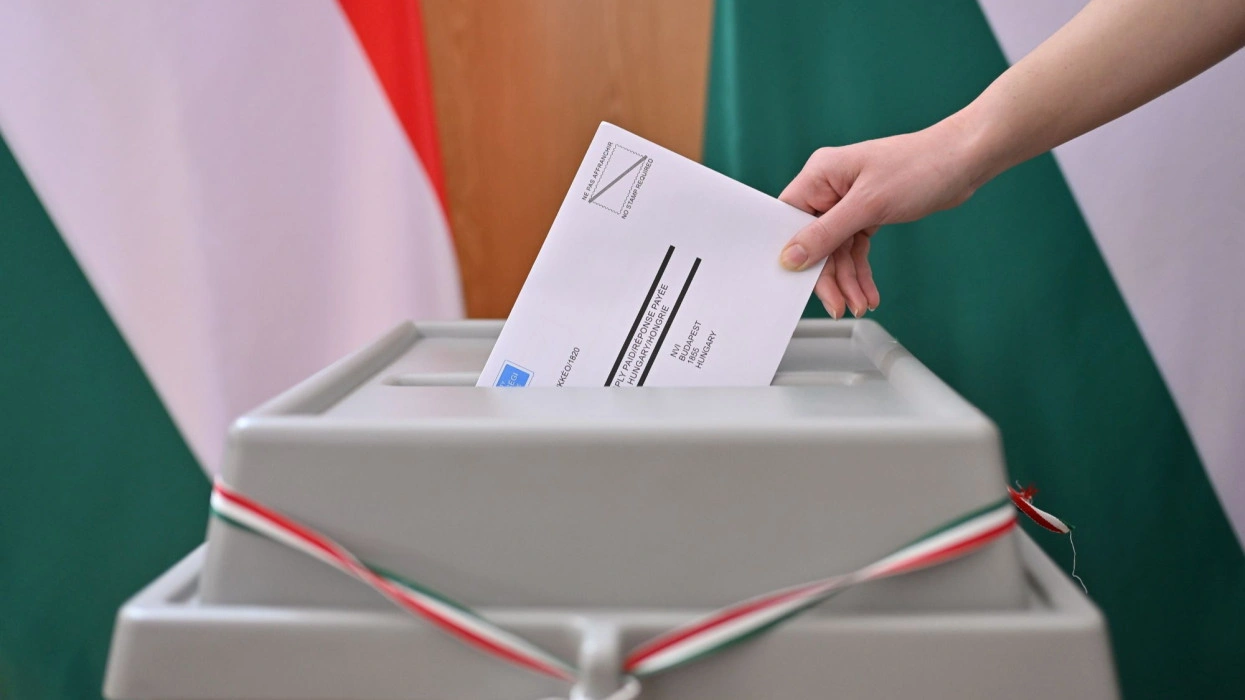 választás 2026 Szabadka, 2026. április 2. Leadja az április 12-i magyarországi országgyűlési választások levélszavazatát egy nő Magyarország szabadkai főkonzulátusán 2026. április 2-án. Levélszavazásra a magyarországi lakcímmel nem rendelkező magyar állampolgárok jogosultak. MTI/Molnár Edvárd