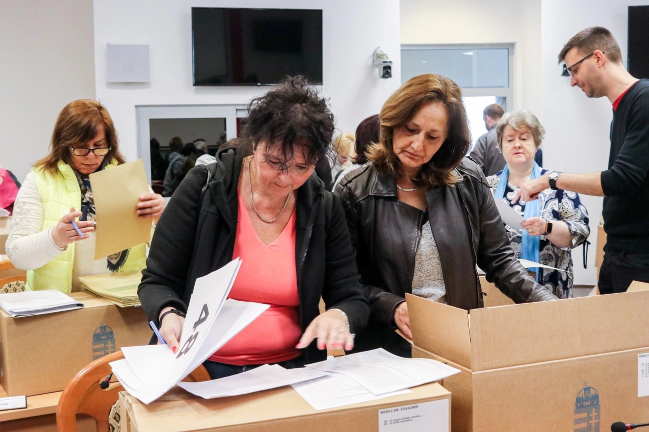 Választás 2026: Átadták a szavazóköri dobozokat Miskolcon