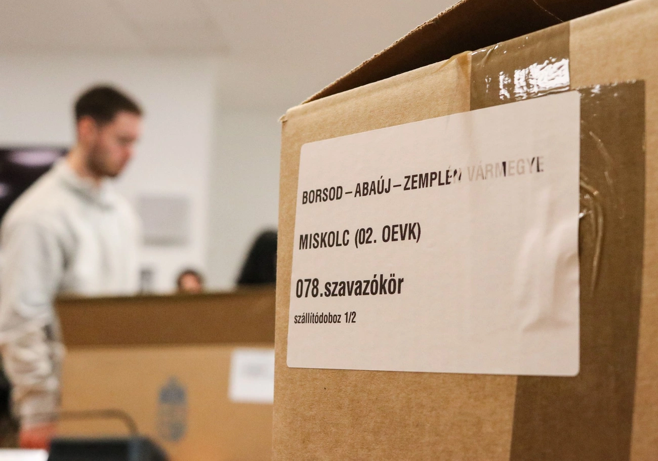 Választás 2026: Átadták a szavazóköri dobozokat Miskolcon Fotó: Mocsári László