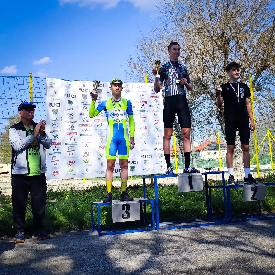 A dobogó harmadik fokán Zeley Csaba. Fotó: magánarchívum