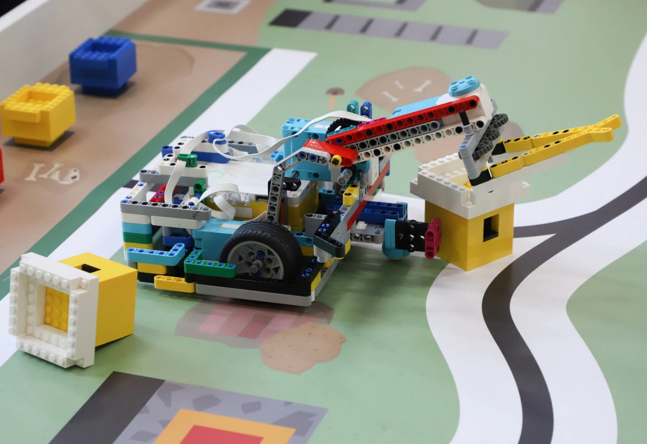 robot_epito_verseny_260414nl-4.jpg (276.6 KB)