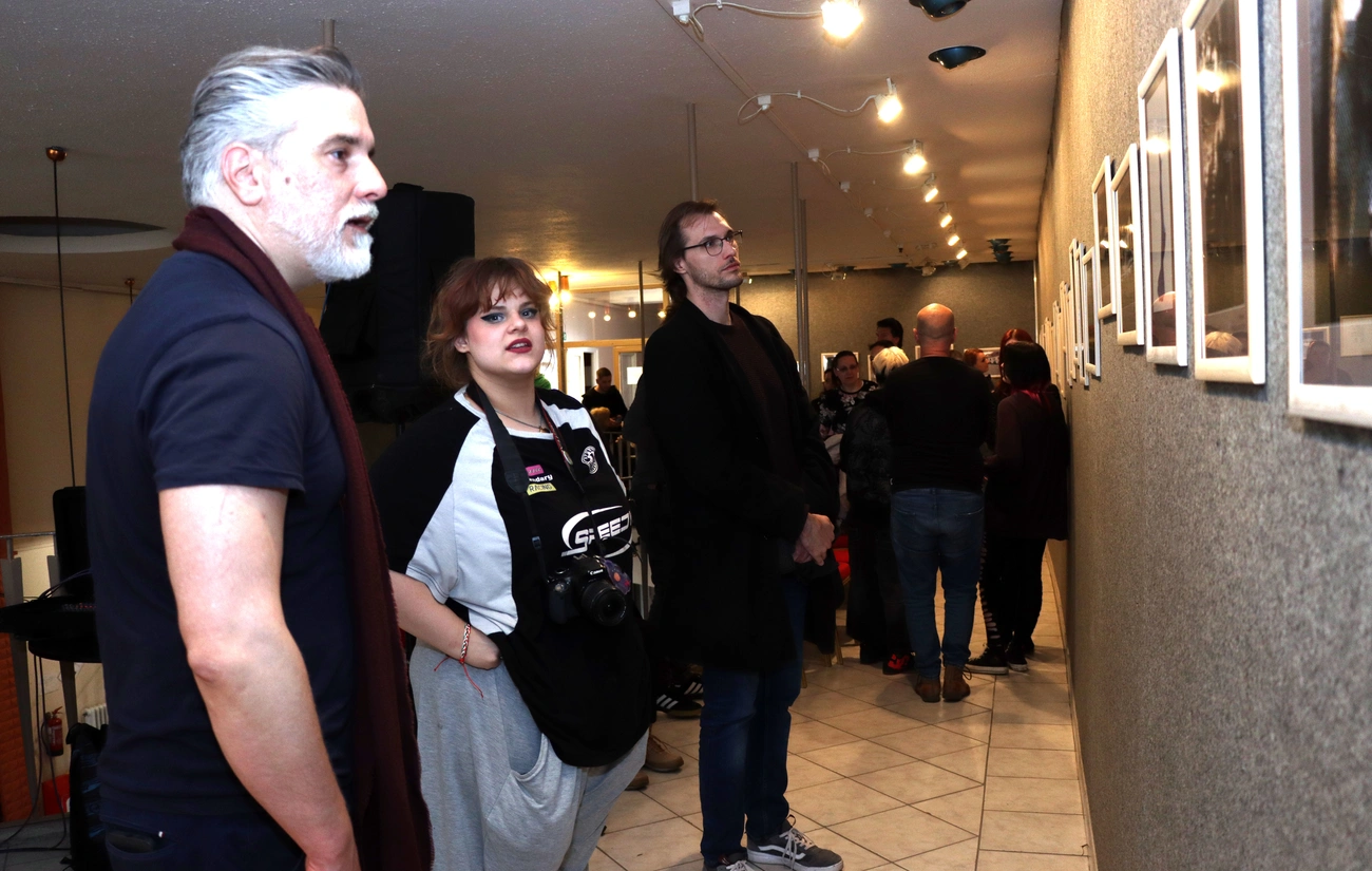 A Balázs Győző Református Gimnázium Művészi és Médiafotográfus szakának Fiatal szívek 3. című kiállítás megnyitója_Fotók Barna Laczy