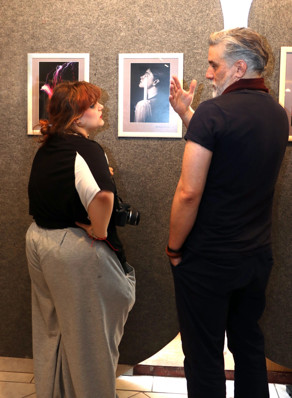 A Balázs Győző Református Gimnázium Művészi és Médiafotográfus szakának Fiatal szívek 3. című kiállítás megnyitója_Fotók Barna Laczy