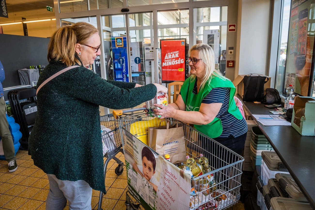 Élelmiszerbank élelmiszergyűjtése. Fotó: Élelmiszerbank