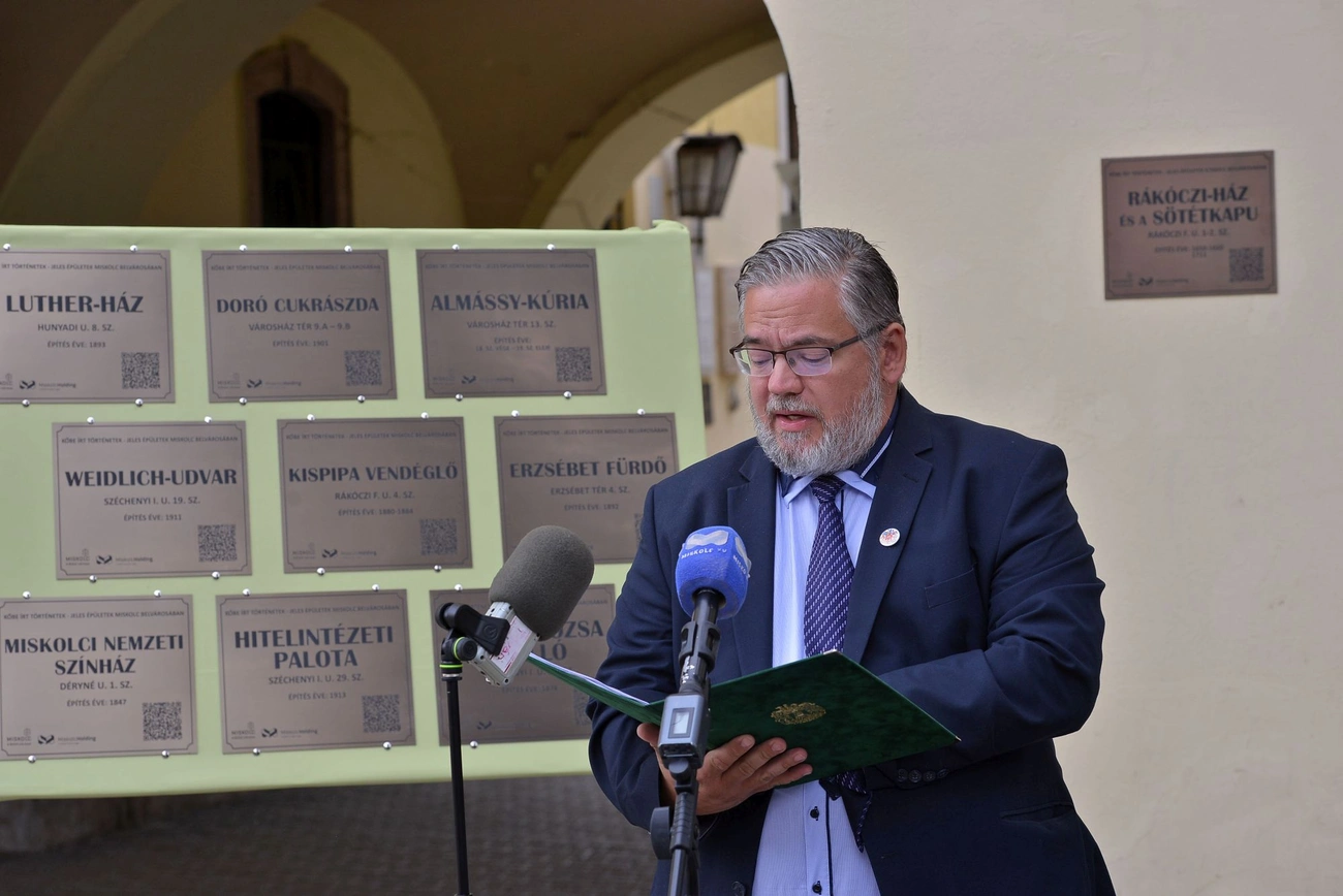 Reiman Zoltán helytörténész a Kőbe írt történetek sajttájon. Fotó: Osztie Tibor