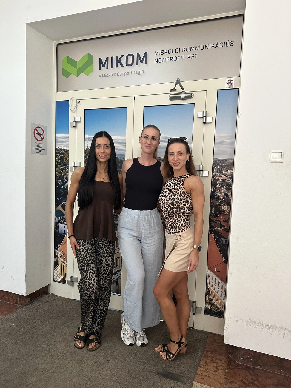 Vissi Viktória és Éles Vivien, valamint edzőjük, Beregszászi Zsófia. Fotó: minap.hu