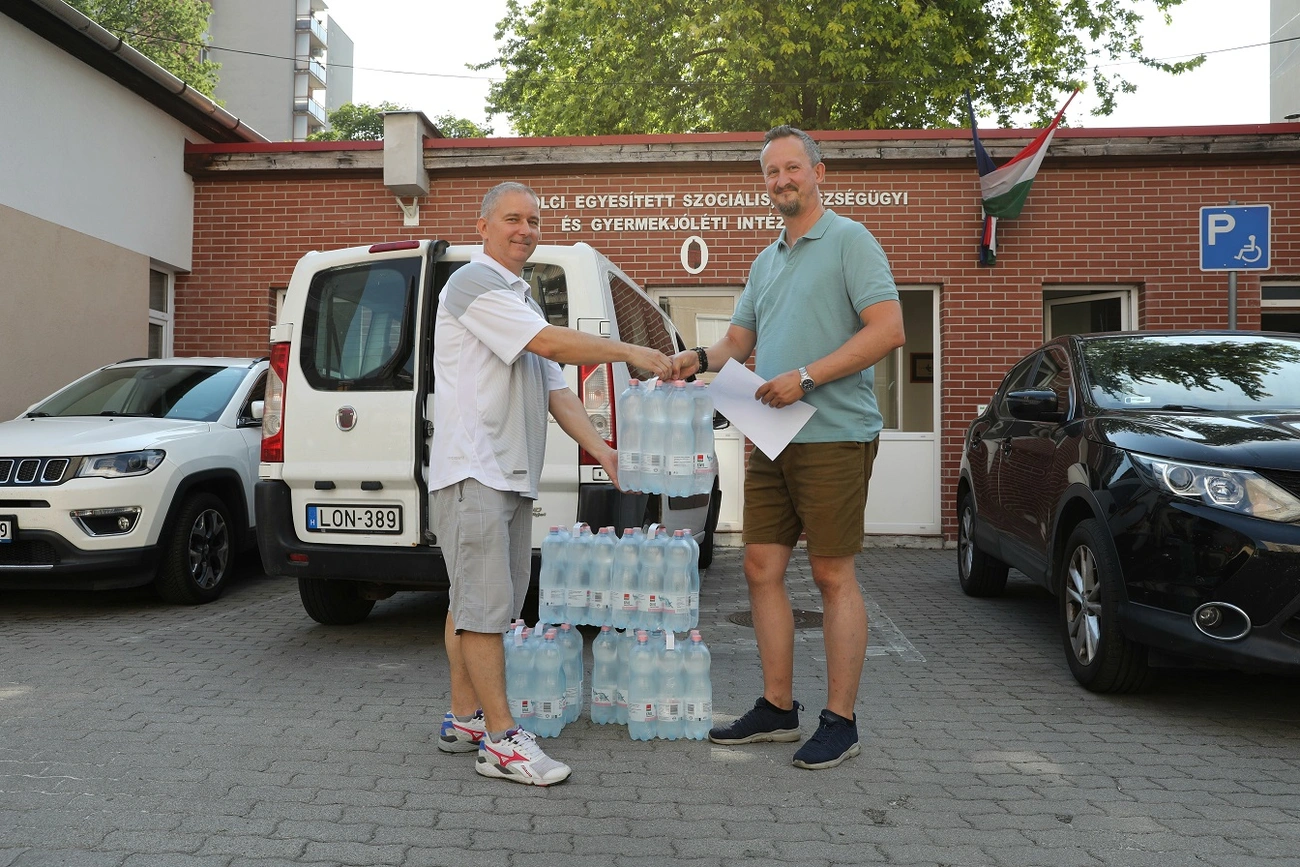 meszegyi_asvanyviz_osztas_260629_ja-1.JPG