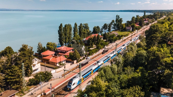 vonat a Balatonnál. Fotó: mavcsoport.hu