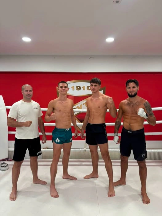 A diósgyőriek a Budapesti Olimpiai Központ csarnokában, balról: Jászka Krisztián, Szarvas Adrián és Gergely Lajos versenyzők, valamint Fábián Kristóf edző. Fotó: magánarchívum 