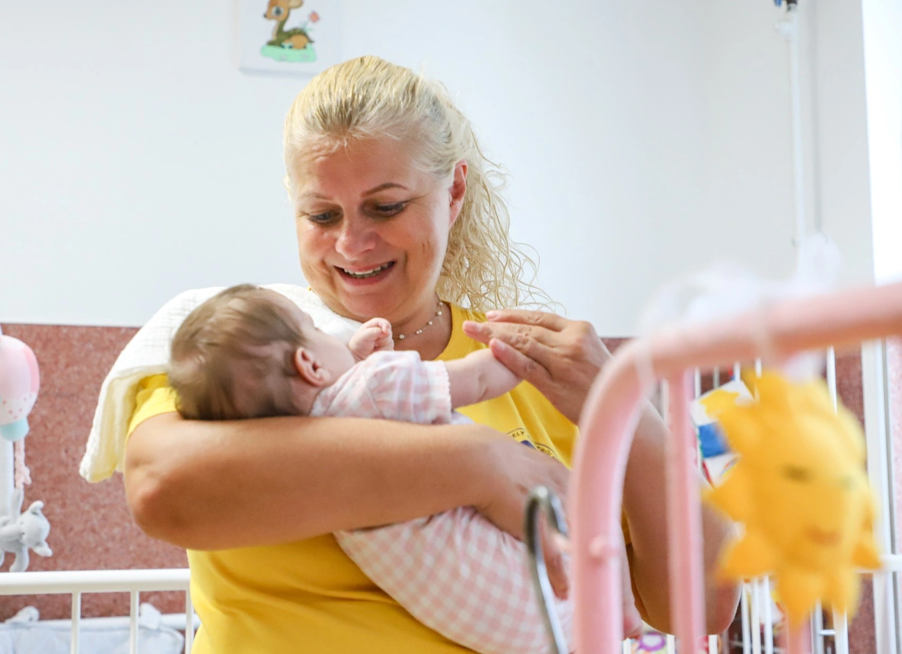 Állami gondozásba került, kórházban lévő kisbabák mellett önkénteskednek a Mosoly Műhely Egyesület tagjai. Fotó: Mocsári László