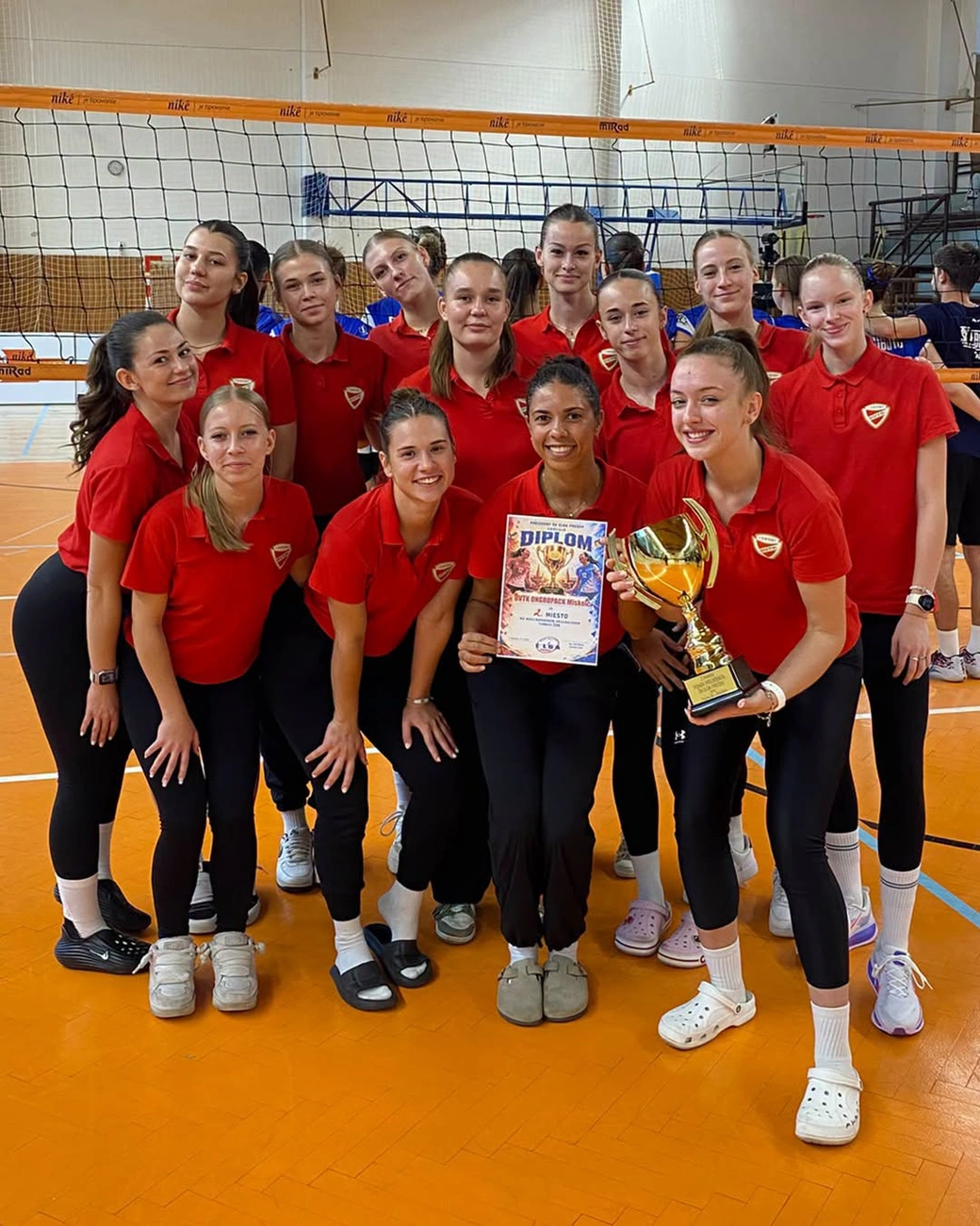 A boldog diósgyőri lányok az eperjesi torna után. Fotó: DVTK