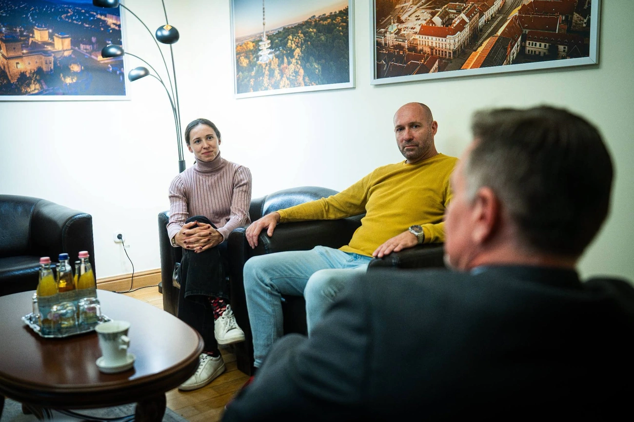 Guzi Blanka öttusa világbajnok a polgármesternél. Fotó: Tóth-Szántai József Facebook