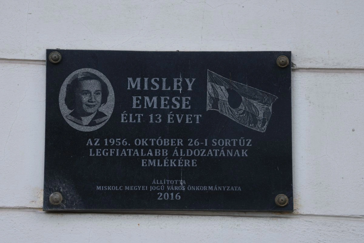 Misley Emesére, 1956 legfiatalabb áldozatára emlékeztek Miskolcon. Fotó: Juhász Ákos