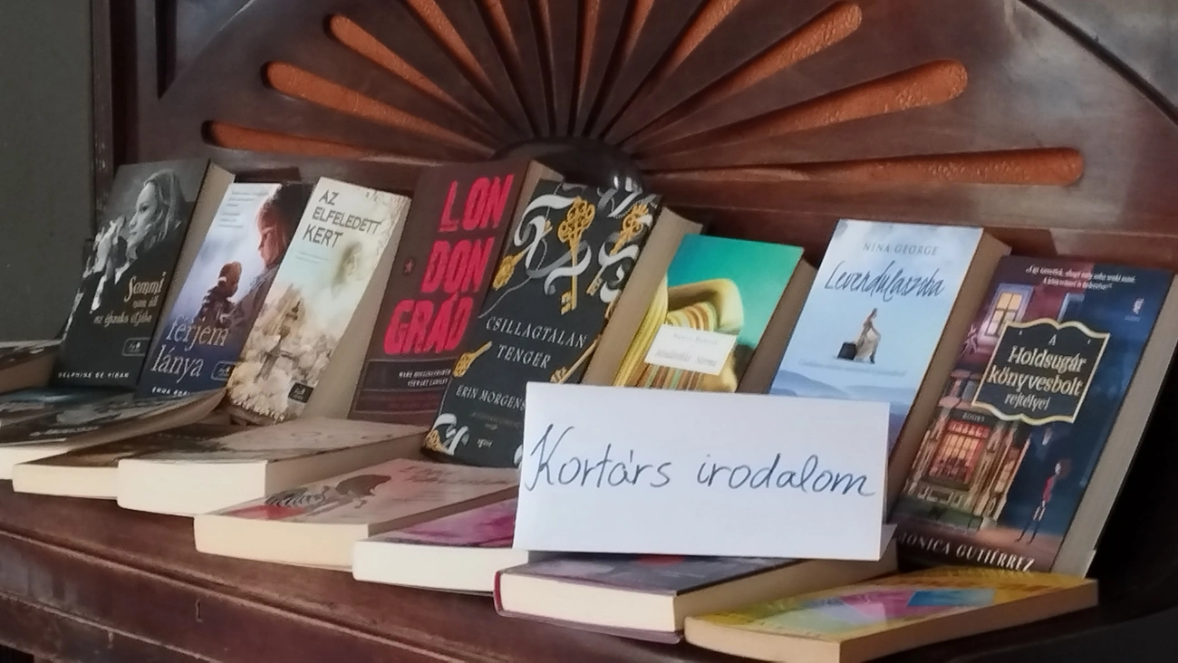 Könyvcsere az Avasi Közösségi Kávézóban. Fotó: Dialóg Egyesület