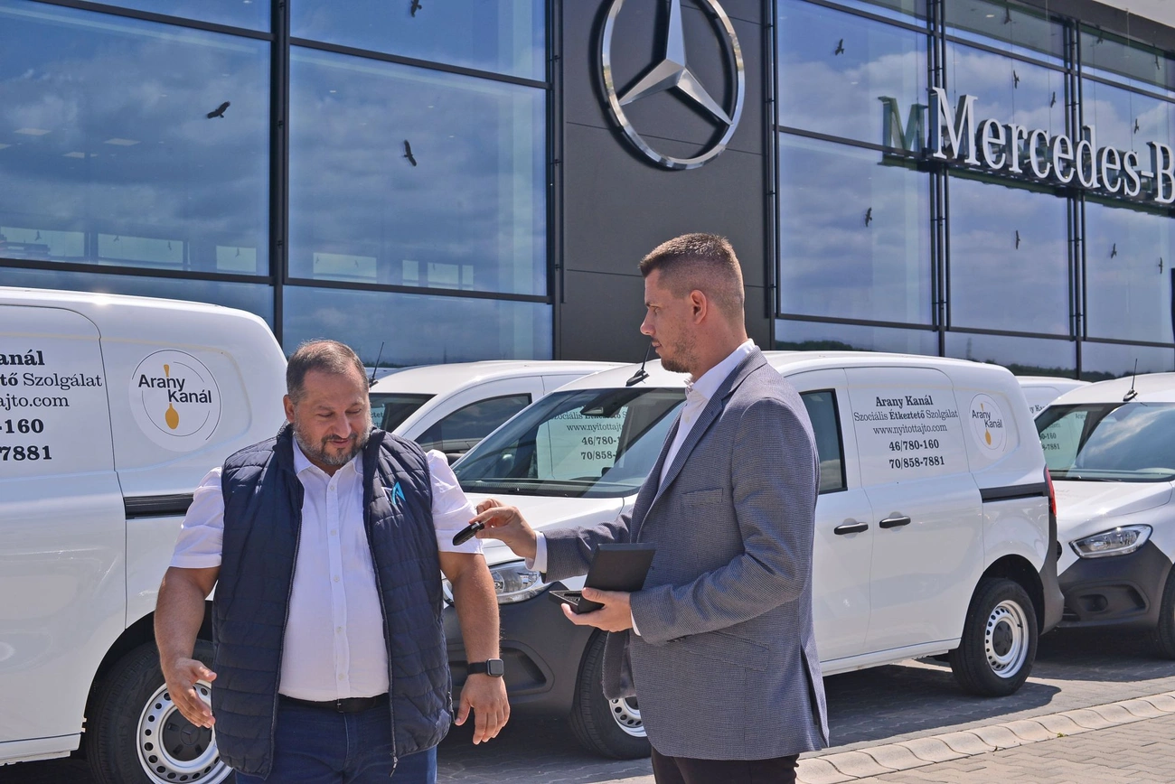 Nyitott Ajtó Baptista Központ és a Mercedes-Benz Mc 26 darab autó átadása