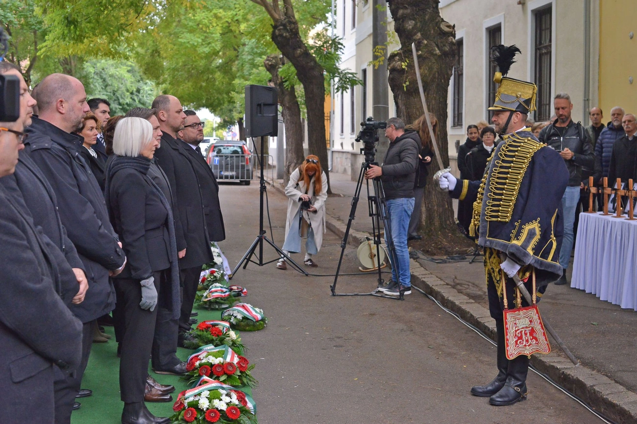 Aradi vértanuk napja