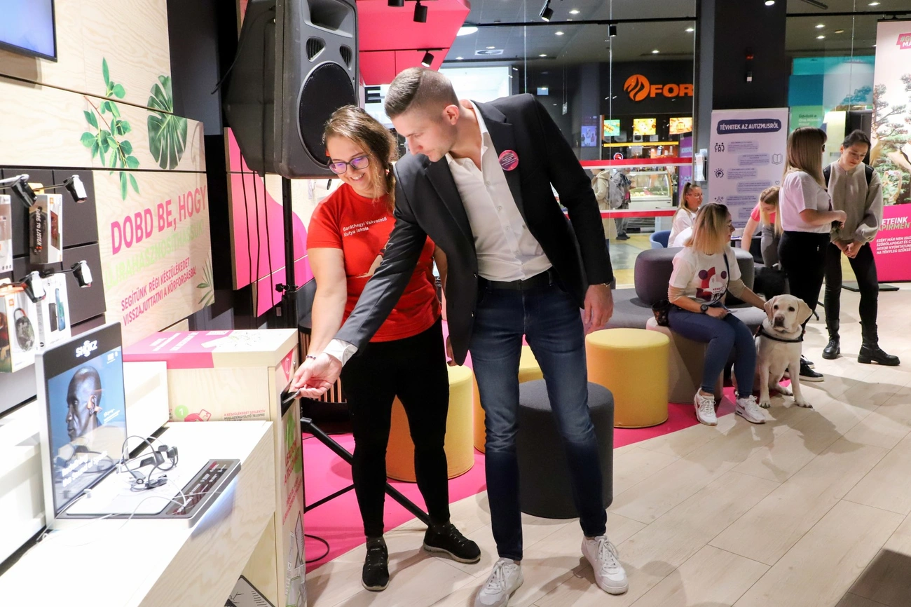 Kézenfogva a Baráthegyiekkel a Telekom üzletében